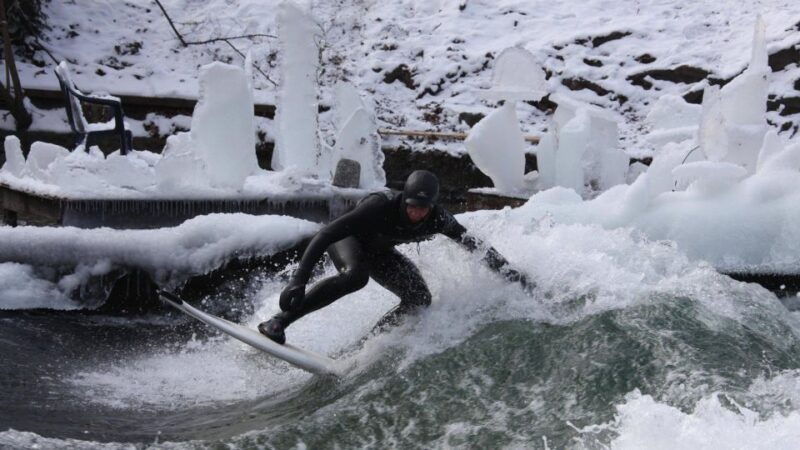 surfing-on-munich-all-year-even-winter-englischer-garten