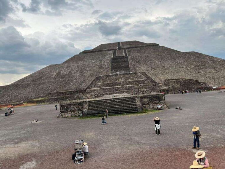 teotihuacan-vip-pyramids-and-tourist-zones-tour