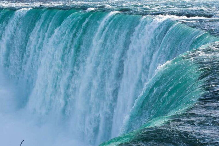 toronto-niagara-falls-day-tour-w-cruise-tower-journey