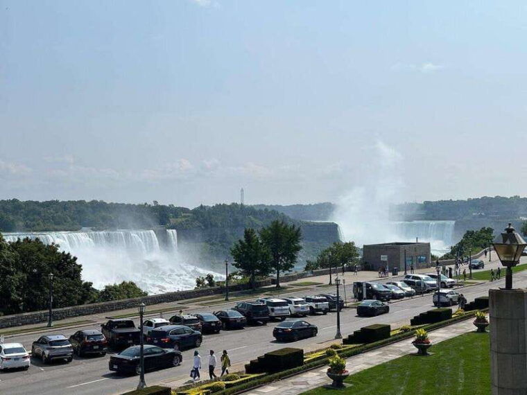 toronto-niagara-falls-tour-with-boat-behind-falls-tower-2