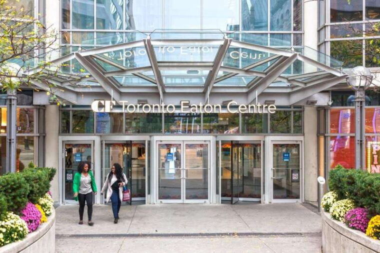 torontos-holiday-magic-a-christmas-walking-tour