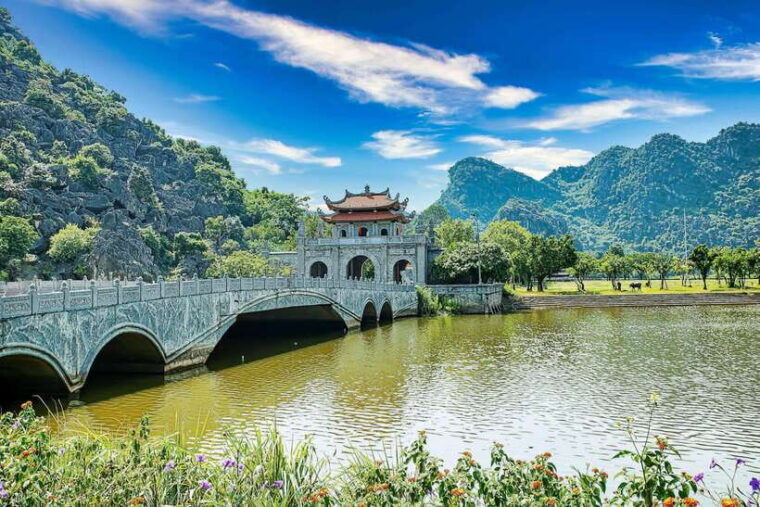 trang-an-mua-cave-hoa-lu-biking-visiting-local-family