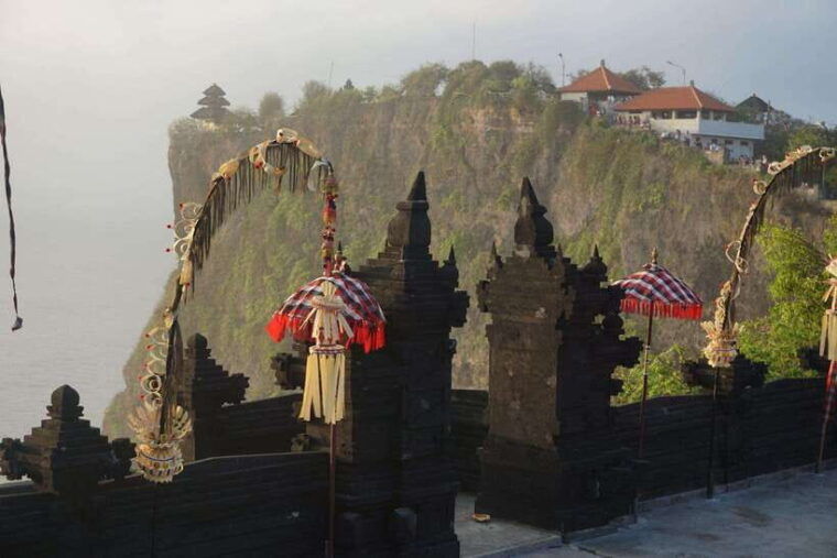 uluwatu-sunset-temple-kecak-dance-show-seafood-dinner