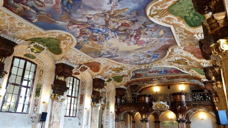 university-of-wroclaw-discover-this-place-with-a-guide