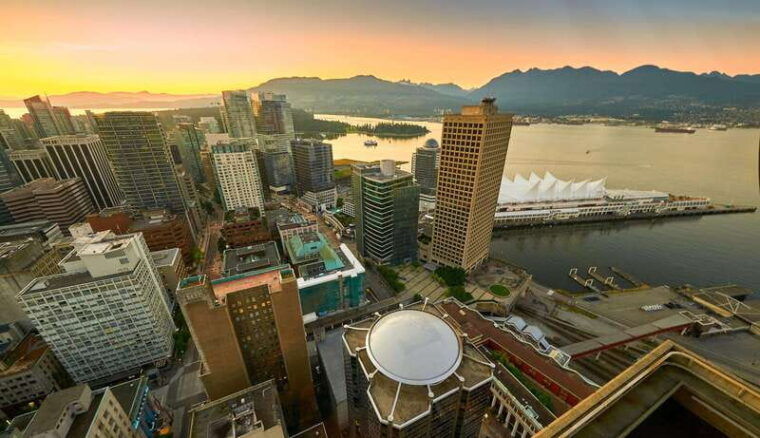 vancouver-attractions-by-twilight-guided-tour-with-dinner