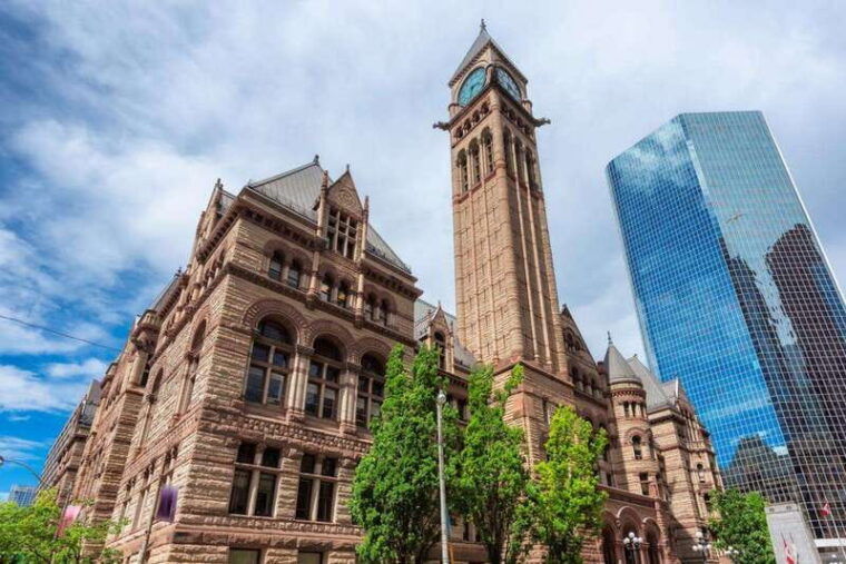 walking-tour-in-downtown-toronto