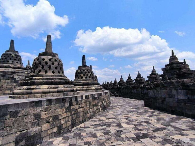 yogyakarta-borobudur-sunrise-from-setumbu-hill-and-climb-up