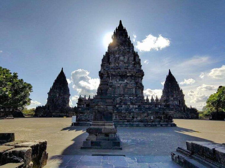 yogyakarta-private-borobudur-prambanan-temple-guided-tour