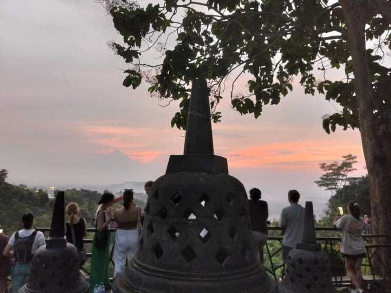 yogyakarta-sunrise-borobudur-prambanan-temple