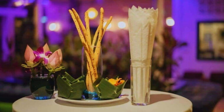2-hour-traditional-dinner-show-with-free-transfer