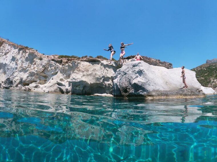 adamantas-milos-sightseeing-sailboat-cruise