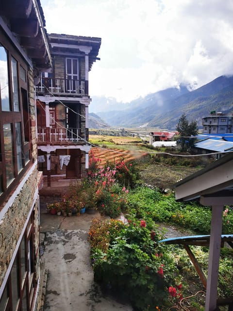 annapurna-circuit-trek-10-days-from-kathmandu-or-pokhara-2