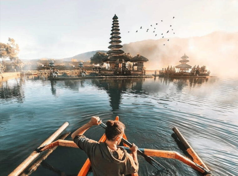 bali-lake-bratan-handara-gate-waterfall-swing-tour