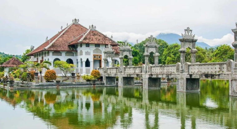 bali-lempuyang-temple-tirta-gangga-and-goa-lawah-tour