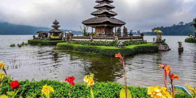 bali-lovina-beach-boat-ride-ulun-danu-beratan-temple-tour