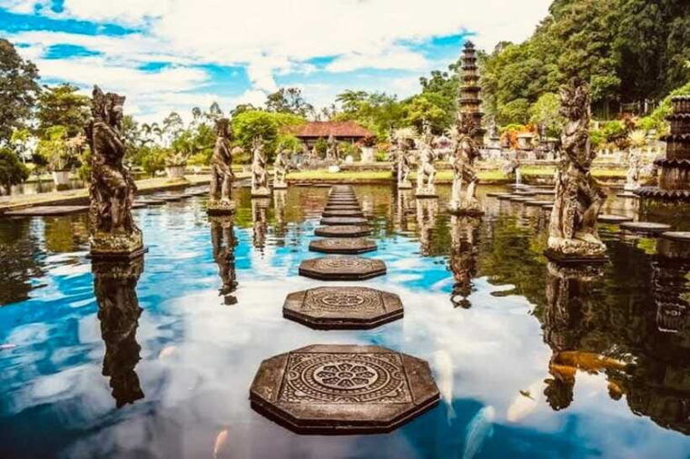 bali-private-tour-to-lempuyang-temple-tirta-gangga-and