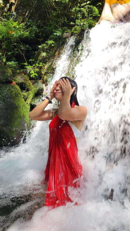 balinese-purification-at-holy-water-temple-with-local