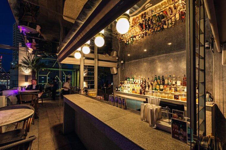 bangkok-barracuda-rooftop-bar-akara-hotel