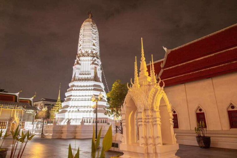 bangkok-night-bike-tour-with-temples-flower-market-visit
