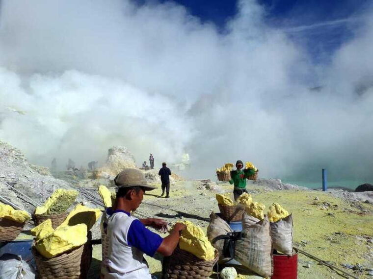 banyuwangi-mt-ijen-hike-blue-fire-panoramic-lake-guided