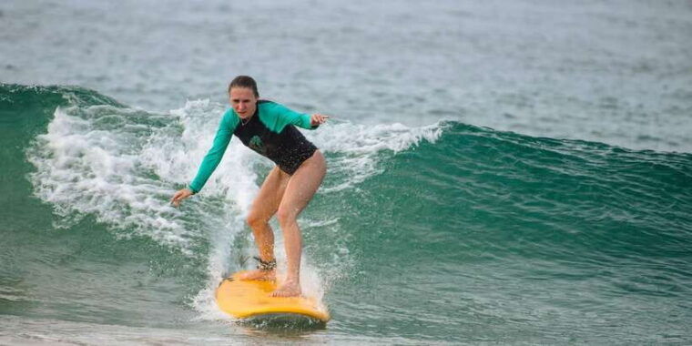 beginner-surfing-lesson-and-surfguide