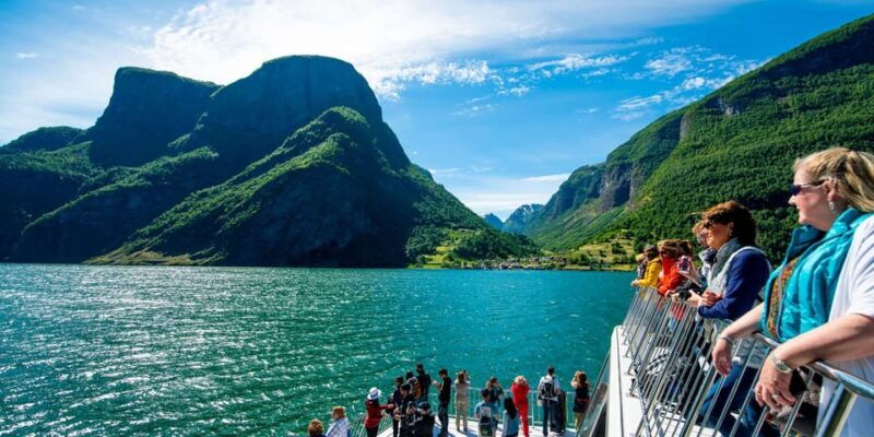 bergen-naeroyfjord-flam-and-stegastein-guided-bus-tour