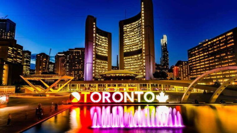 best-of-toronto-private-walking-tour-with-a-local