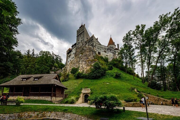 bucharest-peles-castle-draculas-castle-brasov-day-trip