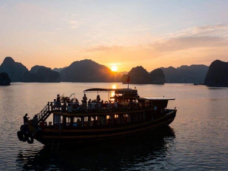 cat-ba-boat-trip-to-fishing-village-monkey-island