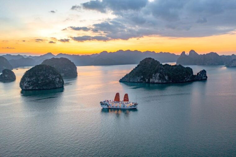 cat-ba-lan-ha-bay-cruise-2-days-1-night-kayak-swimbiking