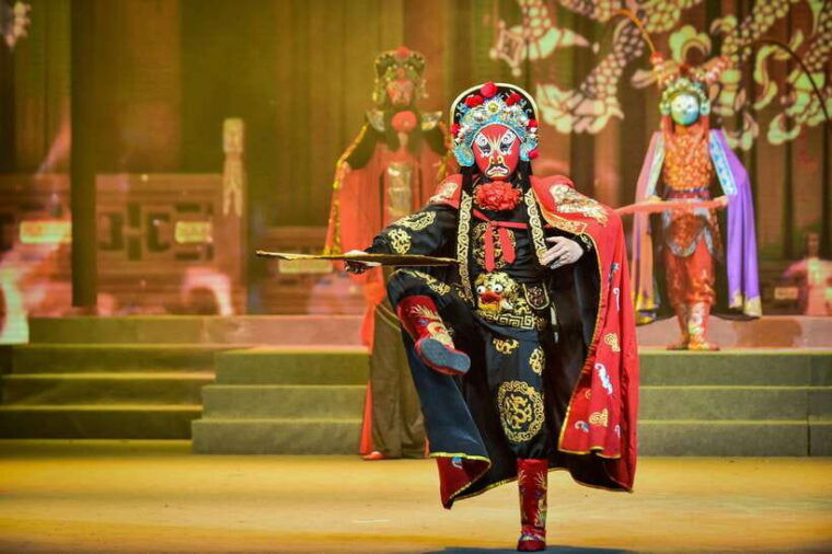 chengdu-classic-sichuan-opera-show-furong-guocui-free-tea