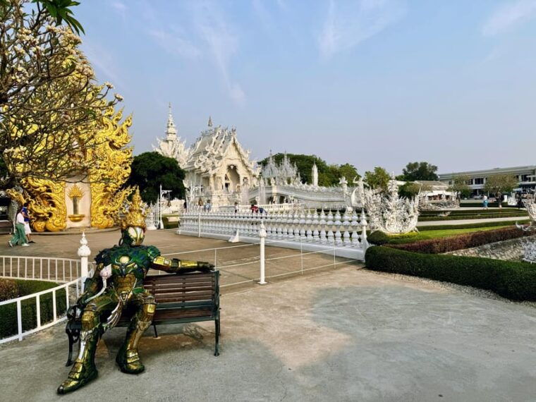 chiang-rai-3-famous-temples-lalita-cafe-private-tour