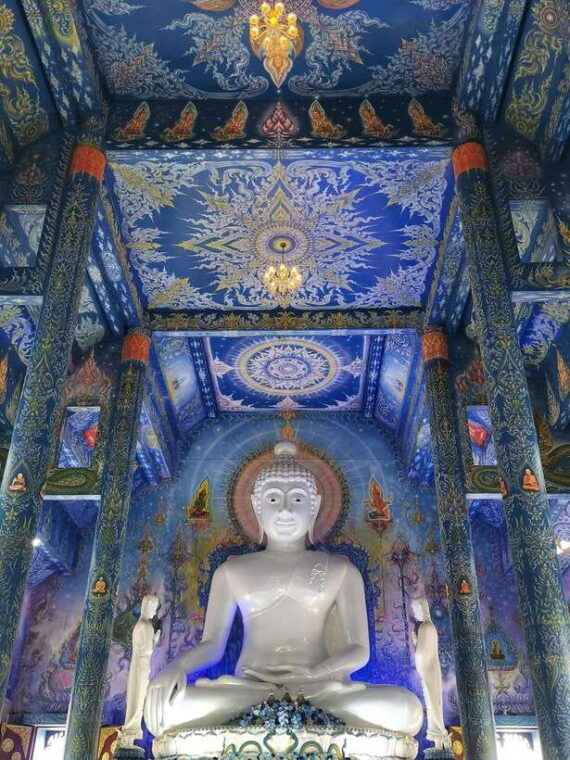 chiang-rai-white-blue-red-temples-long-neck-tour
