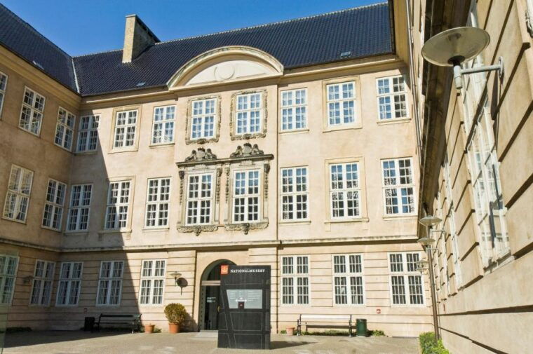 copenhagen-old-town-and-nyhavn-private-family-tour