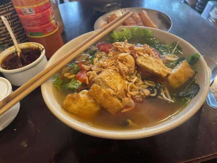 da-nang-city-street-food-private-tour-with-local-students