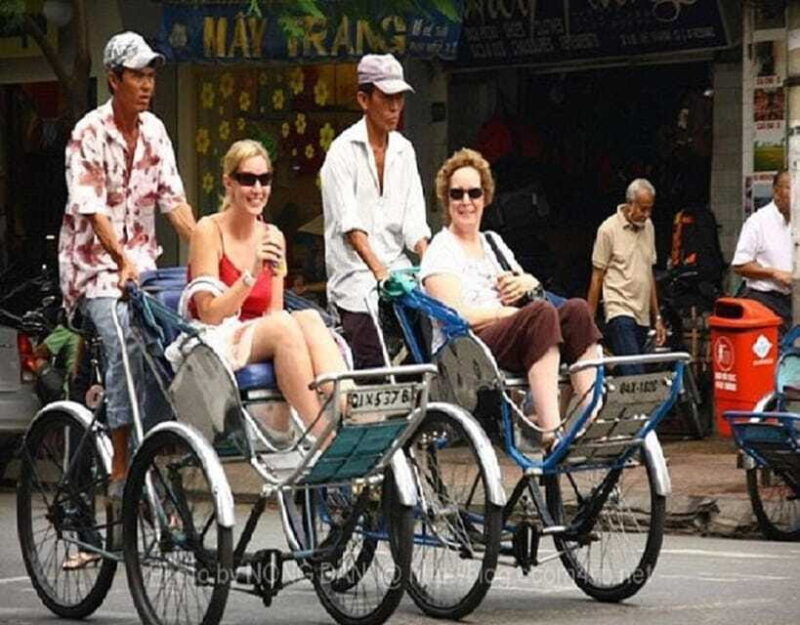 da-nang-night-tour-by-local-foods-3-wheel-riding-cruise-beer