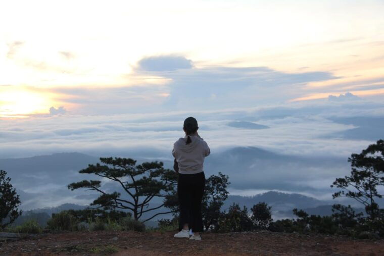 dalat-hiking-the-mountain-to-observe-the-cloud-and-sunrise