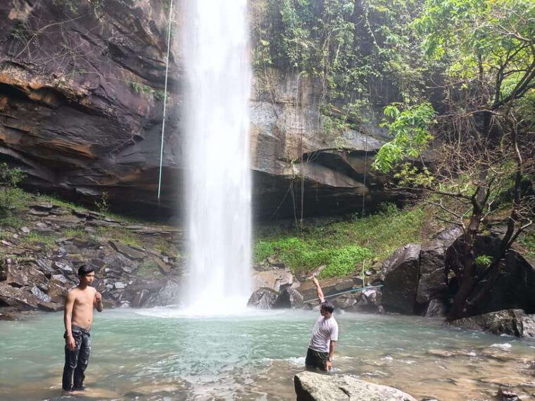 discover-hidden-waterfall-include-khmer-noodle-and-cake