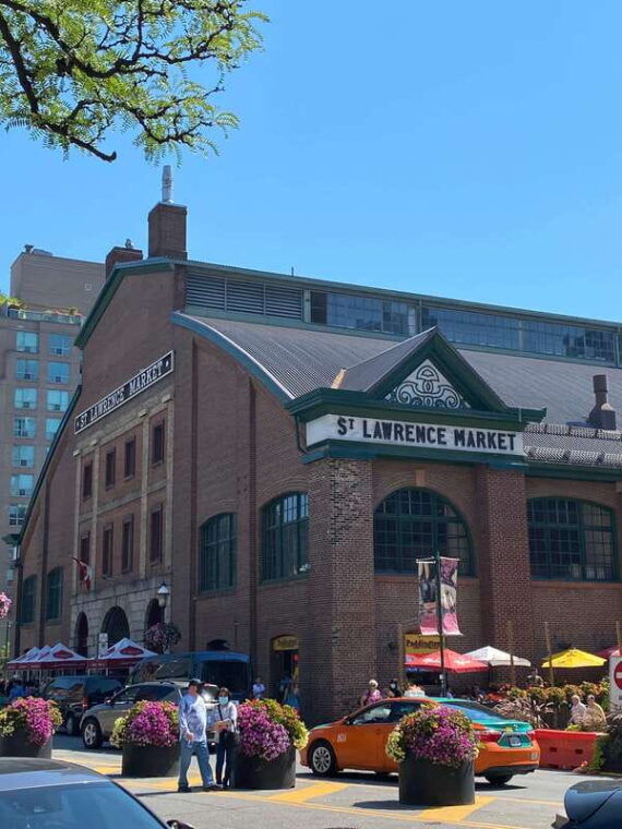 downtown-toronto-walking-tour-experience-english-spanish