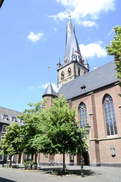 dusseldorf-walk-the-old-town-and-a-charming-market-square