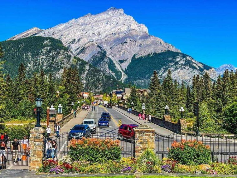 emerald-lake-moraine-louise-johnston-canyon-banff-town