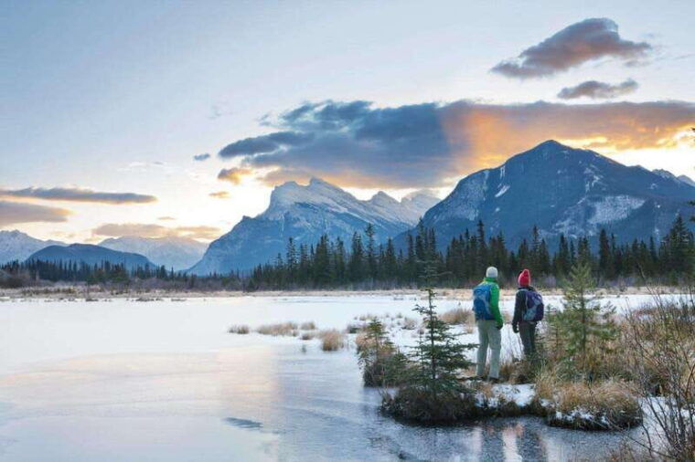 emerald-lakelake-louise-moraine-johnstoncanyonbanff-tour