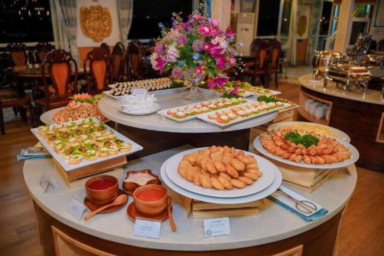 evening-delights-saigon-dinner-on-cruise-with-hotel-pickup
