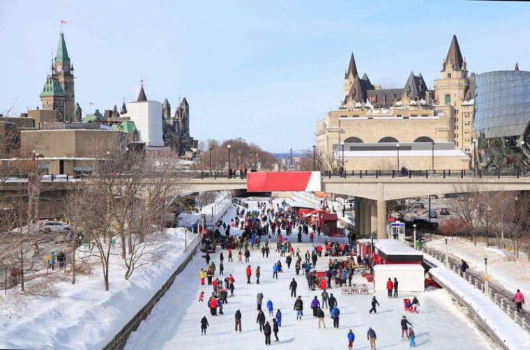 exceptional-walking-christmas-tour-in-magical-ottawa