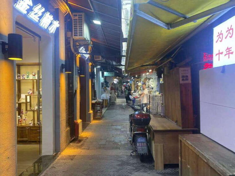explore-shanghais-old-town-suzhou-river-by-bike