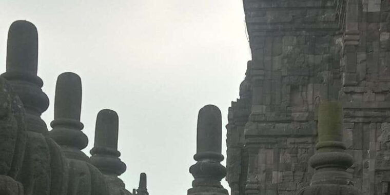 first-class-borobudur-prambanan-temple-tour