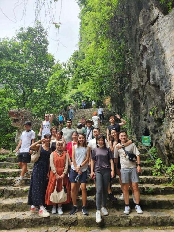 friendly-travel-hoa-lu-trang-an-1-small-group-by-limousine