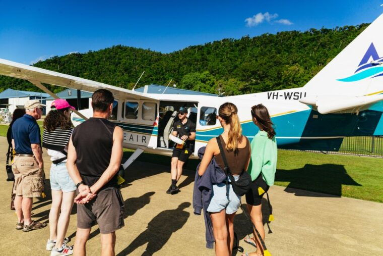 from-airlie-beach-whitsundays-scenic-flight-with-pickup