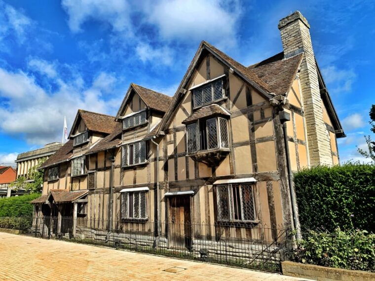 from-cambridge-guided-day-trip-to-stratford-the-cotswolds