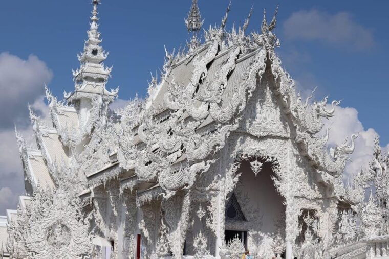 from-chiang-mai-day-trip-chiang-rai-white-blue-red-temple